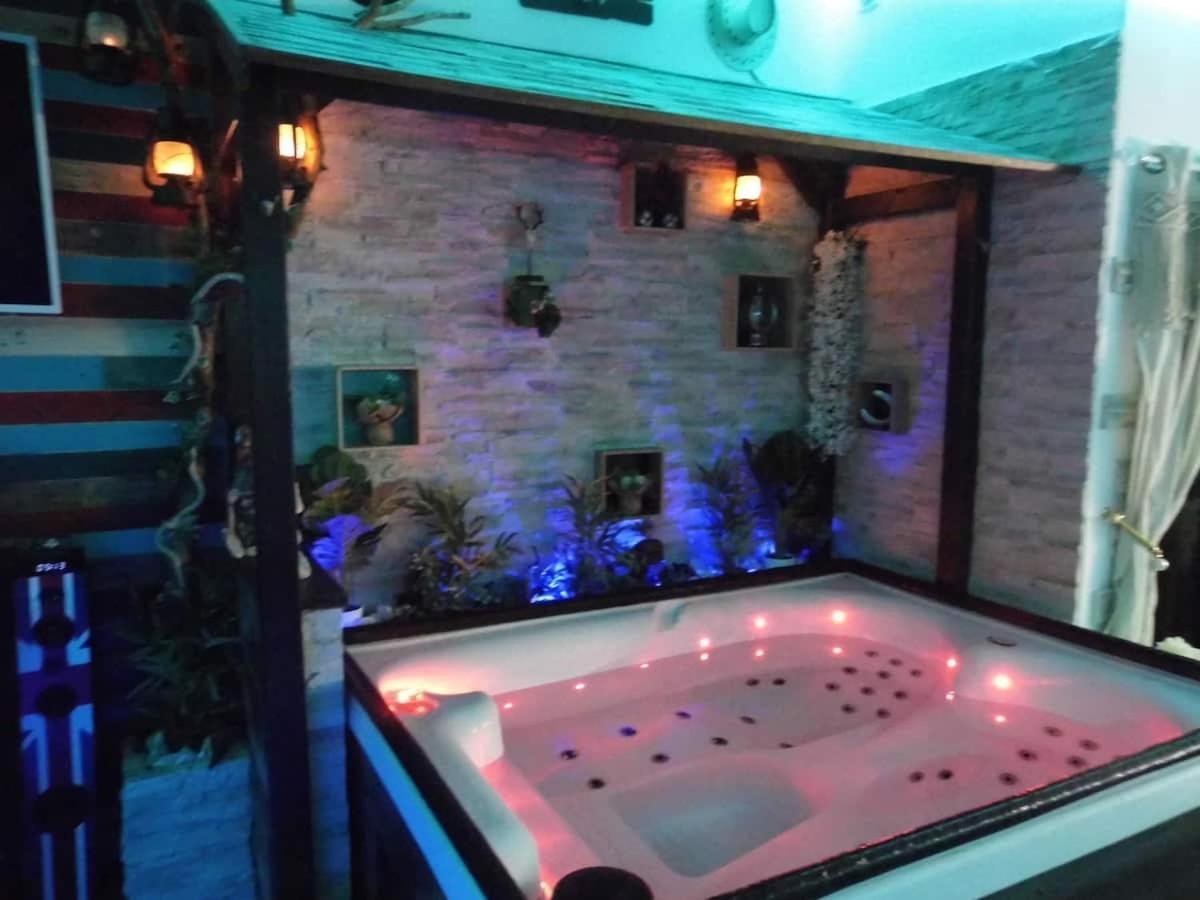 L'Histoire De L'Ouest , Jacuzzi Appartement โดล ภายนอก รูปภาพ