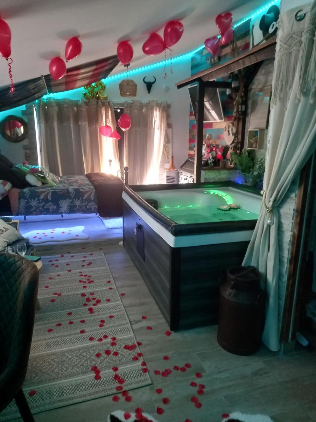 L'Histoire De L'Ouest , Jacuzzi Appartement โดล ภายนอก รูปภาพ